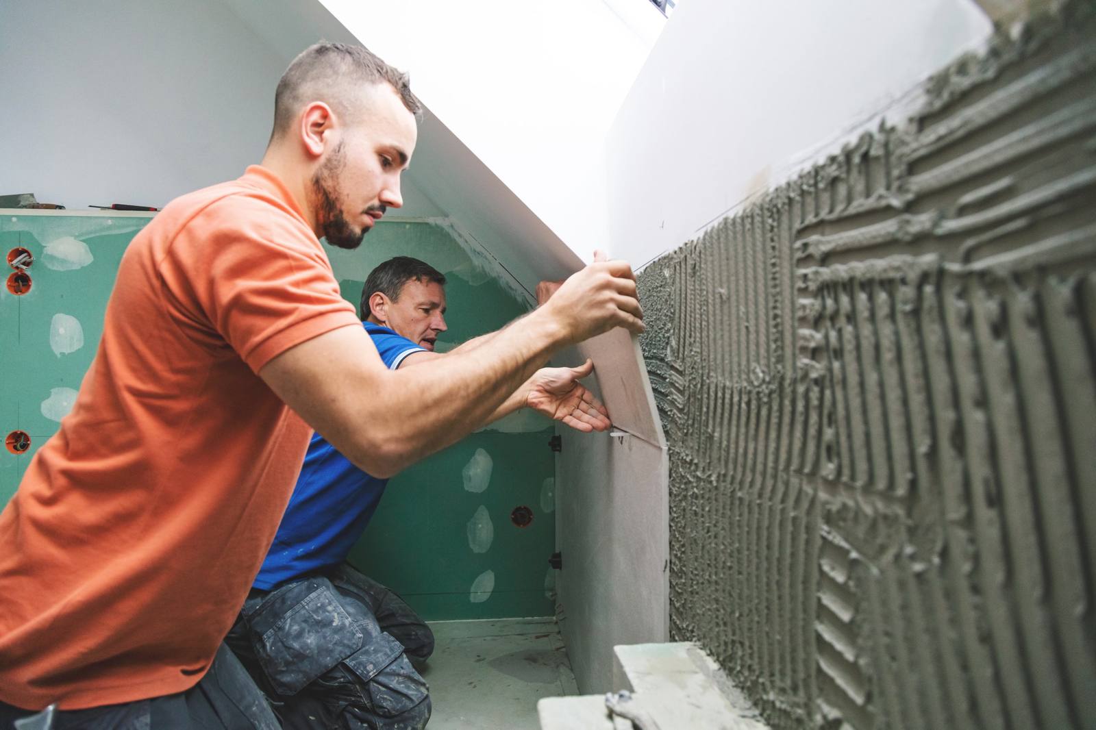 Reforma de baño con revestimientos de mármol y madera